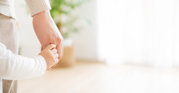 家族,ファミリー,親子,夫婦,母親,父親,子供,赤ちゃん,男の子,女の子,兄弟姉妹,祖父母,三世代家族,日本人家族,笑顔,団らん,会話,スキンシップ,抱っこ,手をつなぐ,育児,子育て,成長,幸せ,安心感,絆,愛情,リビング,ダイニング,自宅,マイホーム,休日,お出かけ,公園,ピクニック,食事,料理,新生活,ライフスタイル,日常生活,住宅,温かい雰囲気,健康,記念写真,ホームライフ,ファミリーフォト