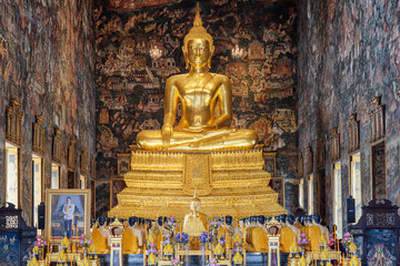 Obraz premium Awesome view of the Buddha statue Phra Si Sakyamuni, Bangkok