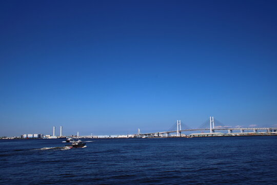 東京湾と横浜ベイブリッジ