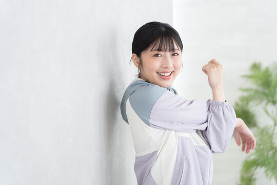 肩のストレッチをする女性