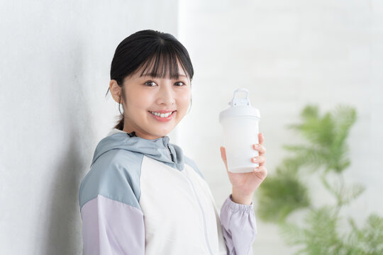 プロテインを飲む女性