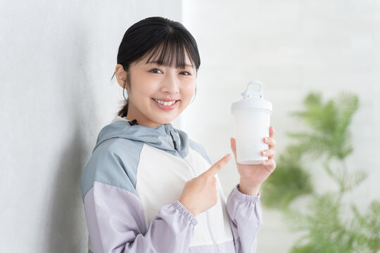 プロテインを飲む女性