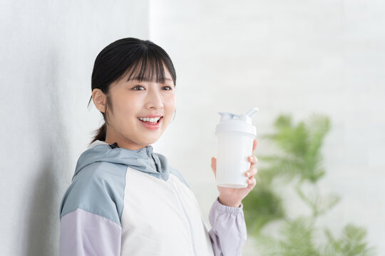 プロテインを飲む女性