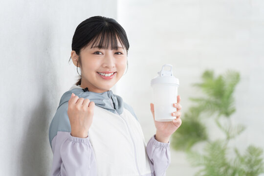 プロテインを飲む女性