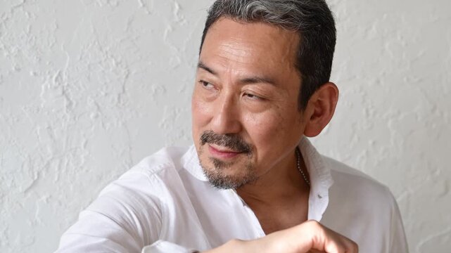 微笑みを浮かべる50代の日本人男性のポートレート