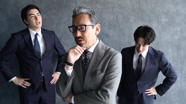 社長に対して不満を抱く日本人ビジネスマン