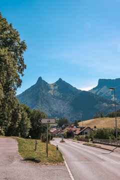 Route sinueuse traversant un village de montagne vers la station du Mol&eacute;son en &eacute;t&eacute;