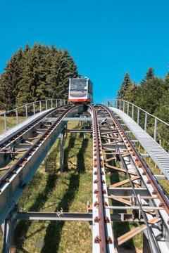 Cabine du funiculaire du Mol&eacute;son arrivant sur la double voie ferr&eacute;e m&eacute;tallique en &eacute;t&eacute;