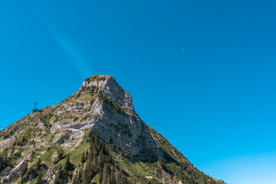 Le sommet rocheux du Mol&eacute;son et les c&acirc;bles du t&eacute;l&eacute;ph&eacute;rique sous un grand ciel bleu en &eacute;t&eacute;