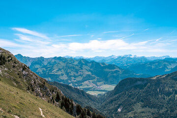 Fototapeta premium Panorama majestueux sur la chaîne des Alpes et les vallées depuis le Moléson