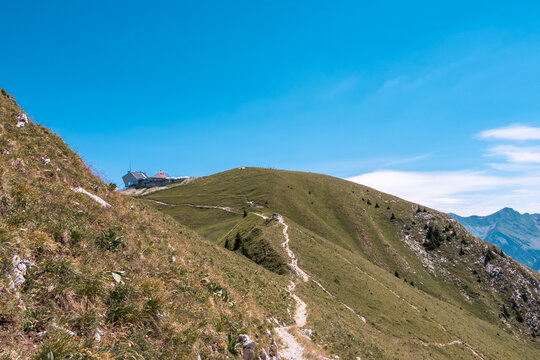 Sentier de randonn&eacute;e sur la cr&ecirc;te menant au sommet du Mol&eacute;son, Suisse