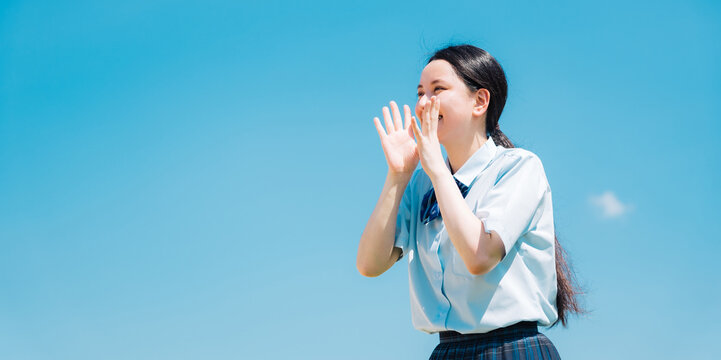 応援をする女子高校生