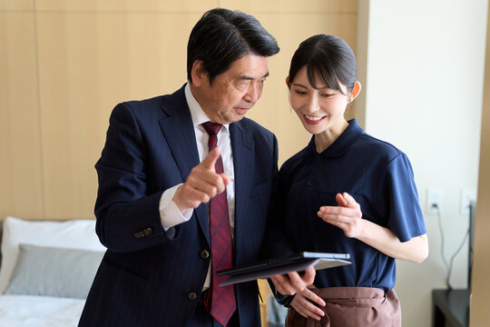 客室清掃の品質管理をするビジネスマン