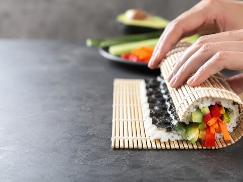 Preparaci&oacute;n de sushi con verduras en una cocina moderna y ordenada