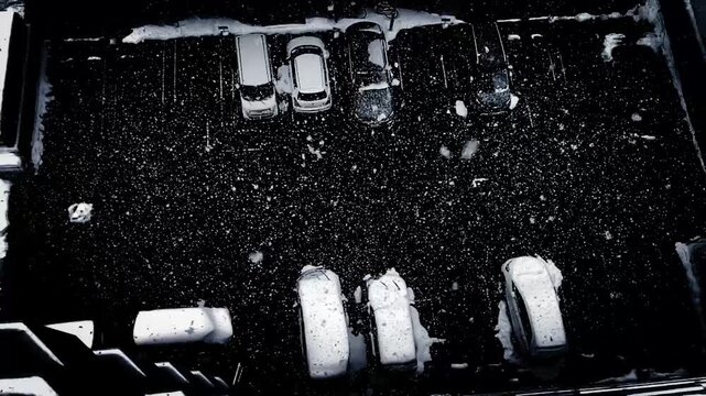 駐車場に降る雪、ハイコントラストな風景