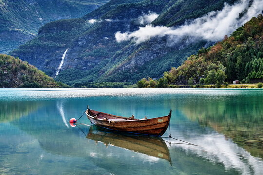 Altes historisches Boot auf Fjord in Norwegen