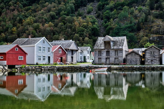 Alte Lagerh&auml;user am Fjord in Norwegen