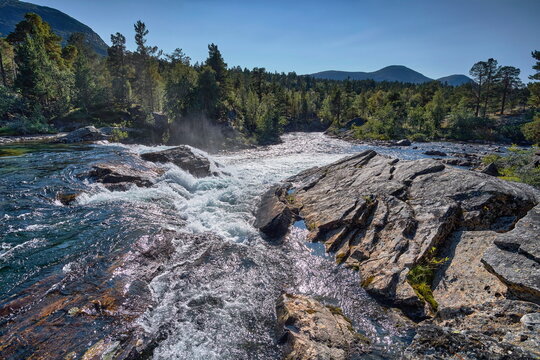 Fluss Rauma in Norwegen, Provinz Vestland / M&oslash;re og Romsdal im Sommer