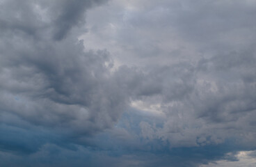 Fototapeta premium Nuages d'orage sombres et menaçants accumulés dans le ciel au lever du jour en été.