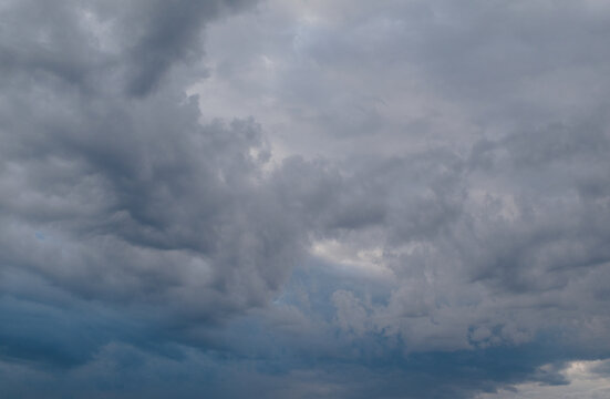 Nuages d'orage sombres et mena&ccedil;ants accumul&eacute;s dans le ciel au lever du jour en &eacute;t&eacute;.
