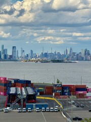 Fototapeta premium The Statue of Liberty and the New York City Skyline