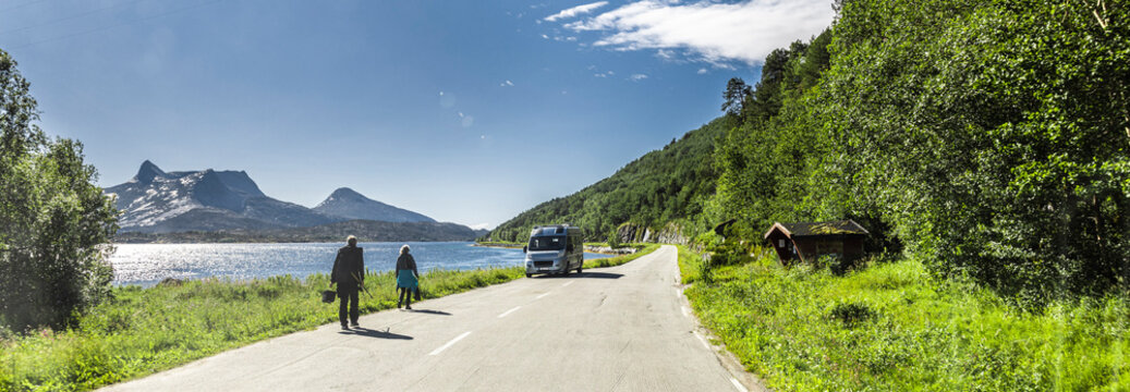 Touristen auf einer K&uuml;stenstrasse an einem Fjord in Norwegen bei Narvik