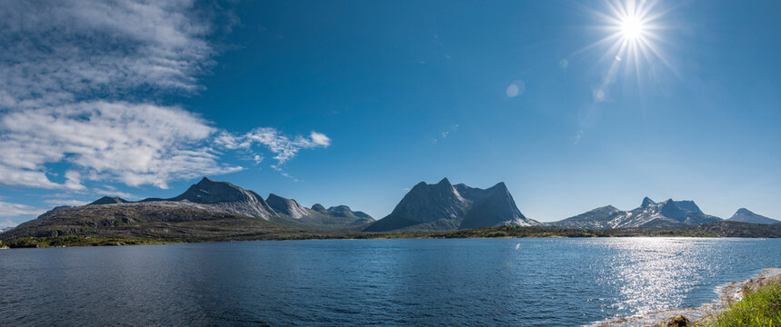 sonne &uuml;ber dem Efjord im Sommer bei Narvik in Norwegen