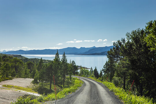 K&uuml;stenstrasse am Ofotfjord bei Skarstad in Nordland in Norwegen n&auml;he Narvik