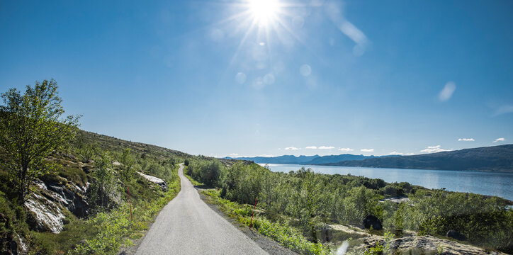 K&uuml;stenstrasse am Ofotfjord bei Skarstad in Nordland in Norwegen n&auml;he Narvik