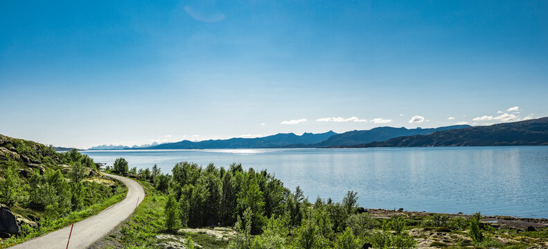 K&uuml;stenstrasse am Ofotfjord bei Skarstad in Nordland in Norwegen n&auml;he Narvik