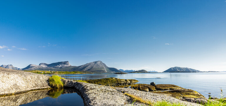 Wundervolle Fjordlandschaft am Efjord in Nordland in Norwegen