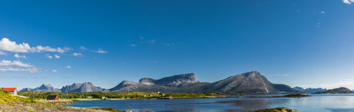 Wundervolle Fjordlandschaft am Efjord in Nordland in Norwegen