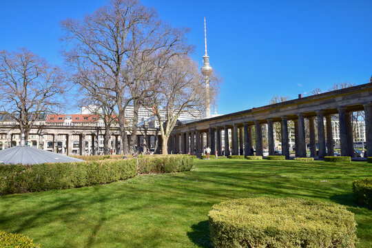 Jardin derri&egrave;re la Cath&eacute;drale de Berlin