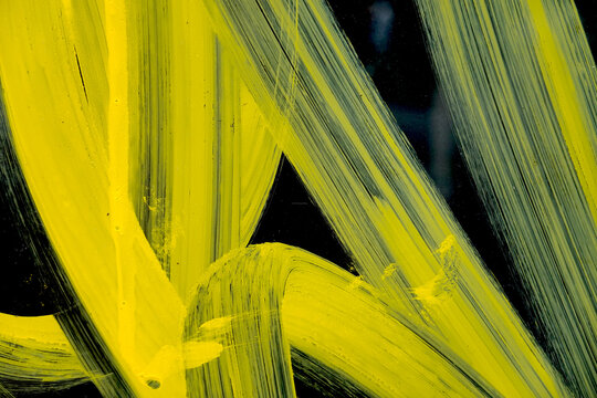 traces de peinture jaune sur une vitre