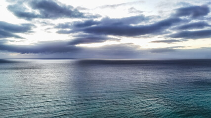 Obraz premium Ocean Horizon With Dramatic Cloudy Sky Background