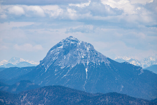 Malerischer Blick auf einen bewaldeten, schneebedeckten Berggipfel
