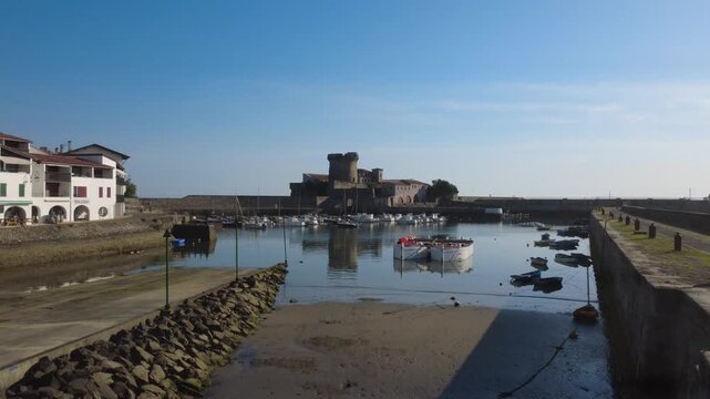 le port et le fort de Socoa dans le Pays Basque, vol en rase motte