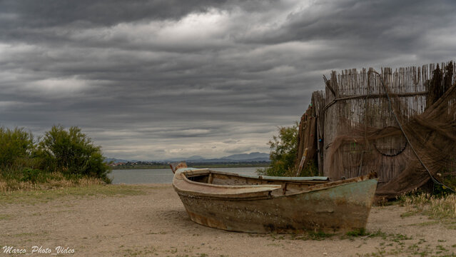 Le vieux village des p&ecirc;cheurs au bord de la lagune de Canet en ROUSSILLON sous un ciel d'orage
