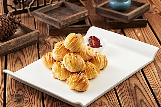 Baked Sesame Oil Mini Flower Rolls