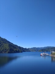 湖面と船とトンボ（boats on the lake） © 鷹 雀