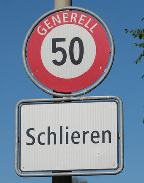 Ortstafel Stadt Schlieren mit Generell 50 km/h H&ouml;chstgeschwindigkeit innerorts Verkehrstafel, Ort Schlieren im Kanton Z&uuml;rich