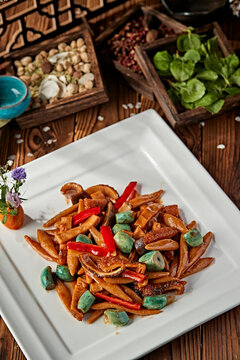 Laba garlic and bell pepper stir-fried tripe