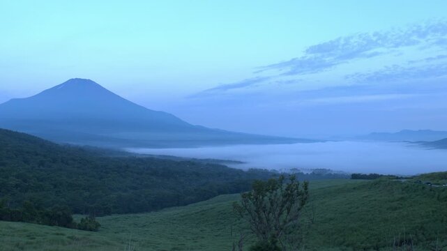 山中湖村三国峠より望む雲海と富士山のタイムラプス映像（パンニング）