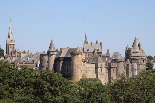 Telephoto of Ch&acirc;teau de Vitr&eacute; and &Eacute;glise Notre-Dame de Vitr&eacute;.