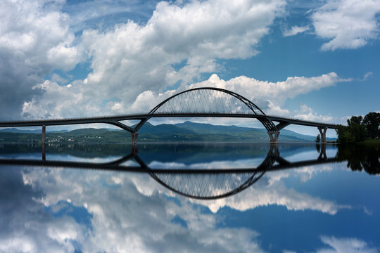 Lake Champlain Bridge, a 2,200‑foot span crossing Lake Champlain between Crown Point, New York and Chimney Point, Vermont, United States of America