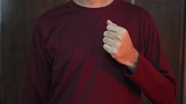 The man beats his chest with his hand to prove something and says it&rsquo;s me. The guy hits himself on the chest with his fist. Gesture THIS IS ME. Prove, argue, me, you. dialogue