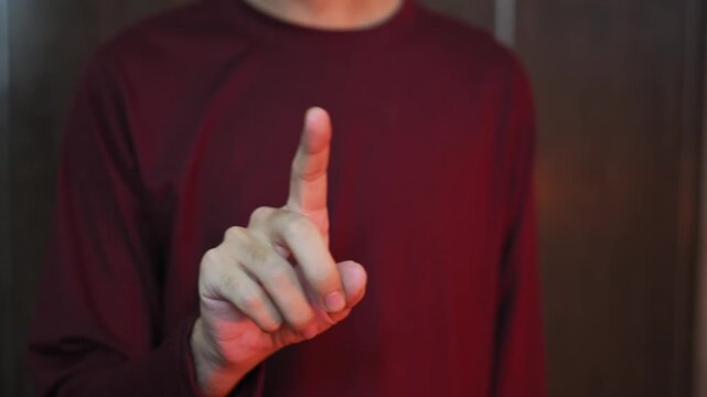 The model waves her index finger and says, &ldquo;No, I deny it, it looks cocky and dissatisfied.&rdquo; Gesture no, don't