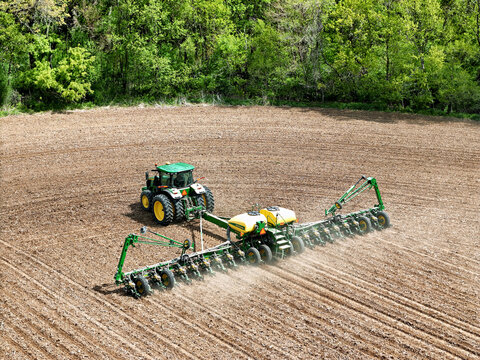 Roscoe, Illinois May 6, 2026 John Deere 7270R tractor pulling a John Deere 1770NT 24 row Central Fill Seed Delivery System planter