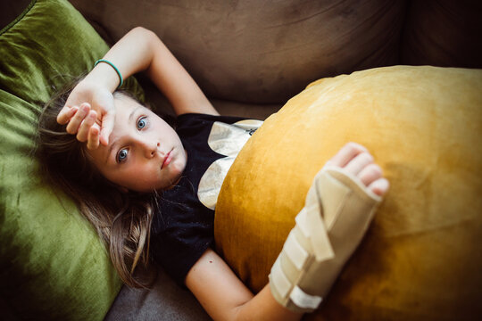 girl with injured arm