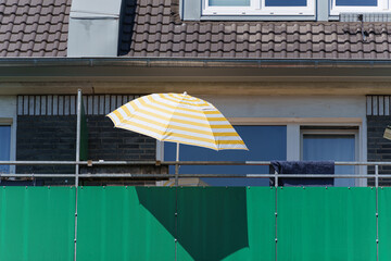 Parasol on apartment balcony provides shade during Europe's intense summer heatwave © Aleksandr Fedosov